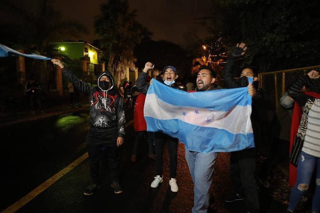 La noche del lunes 14 de febrero, ciudadanos se apersonaron a celebrar la orden de extradición.