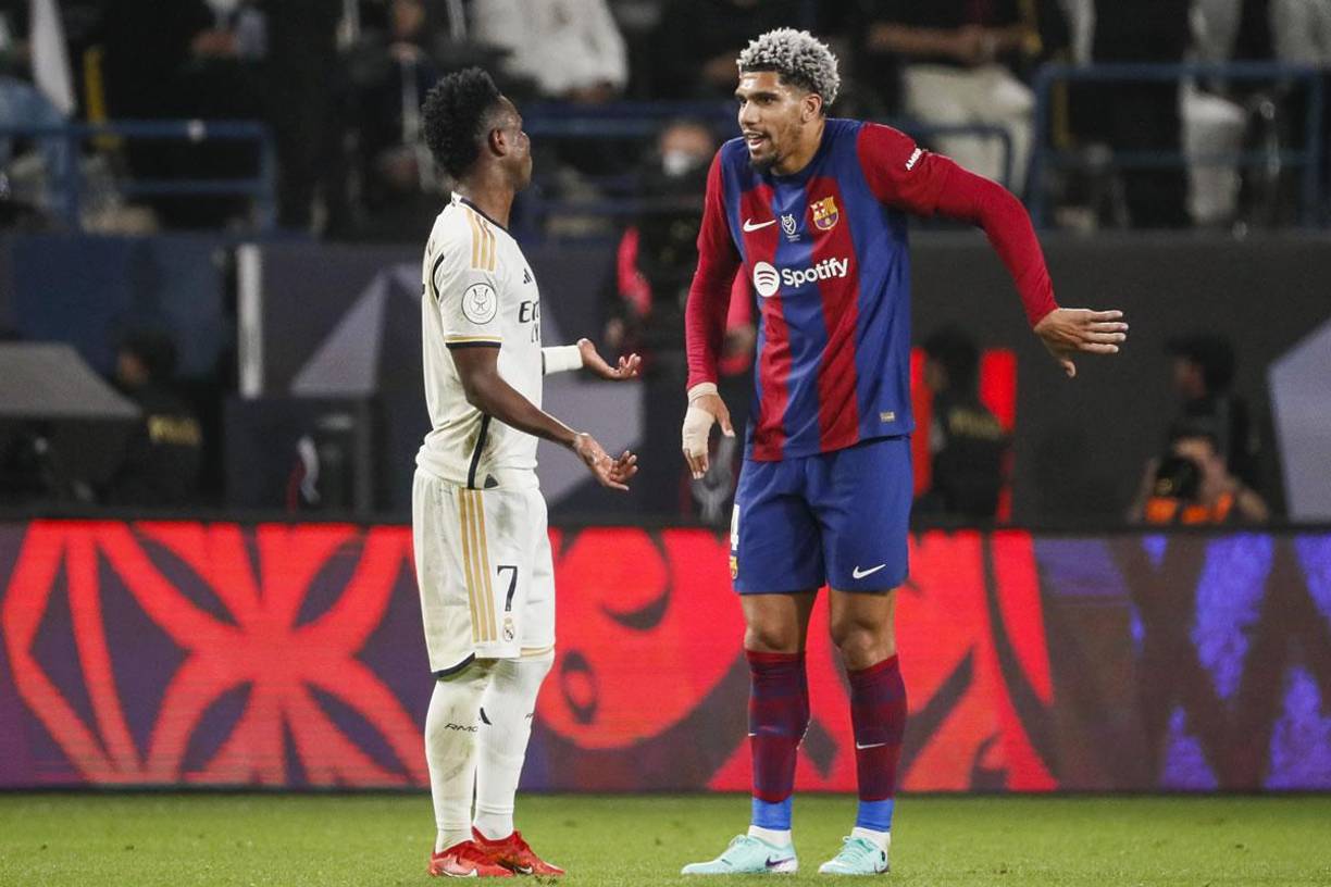 Vinícius Júnior discute con Ronald Araújo tras el penal.