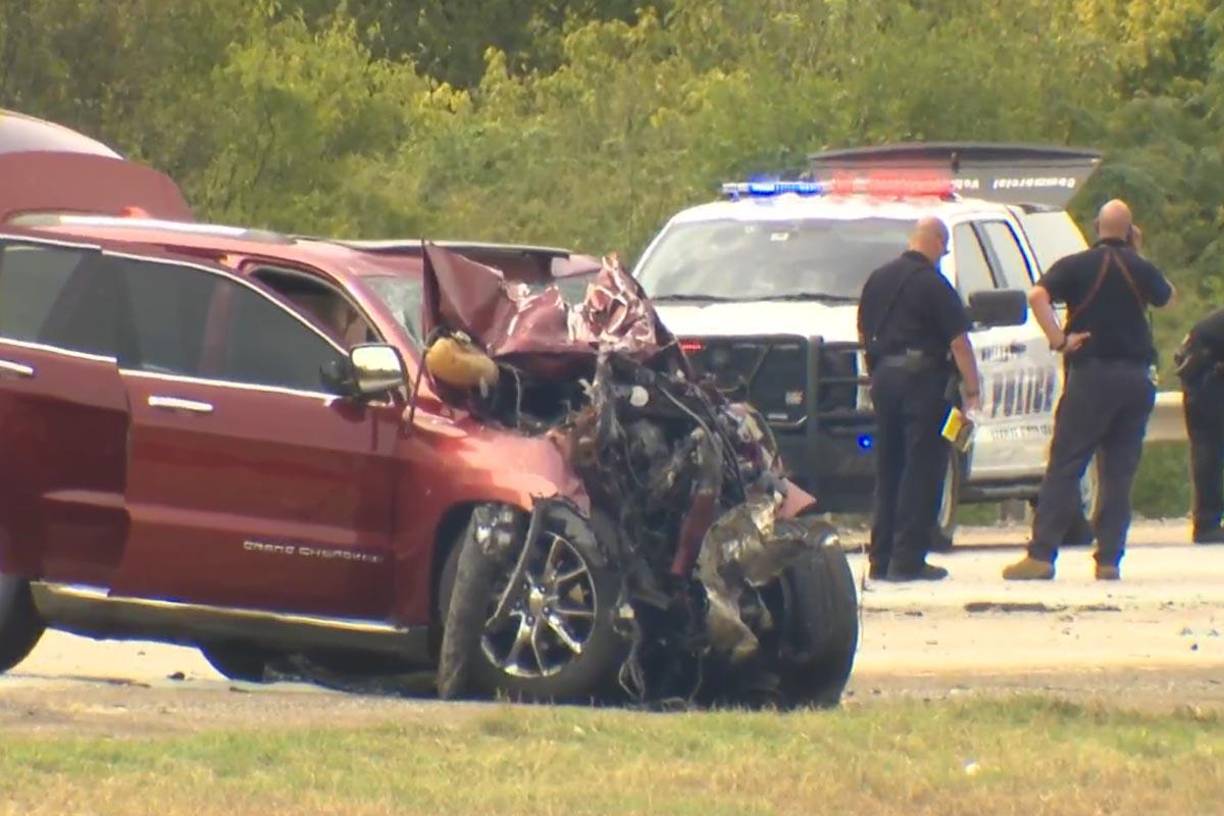  Según los informes preliminares, un vehículo se dirigía hacia el norte por la Interestatal 45 cuando chocó contra otro automóvil. 