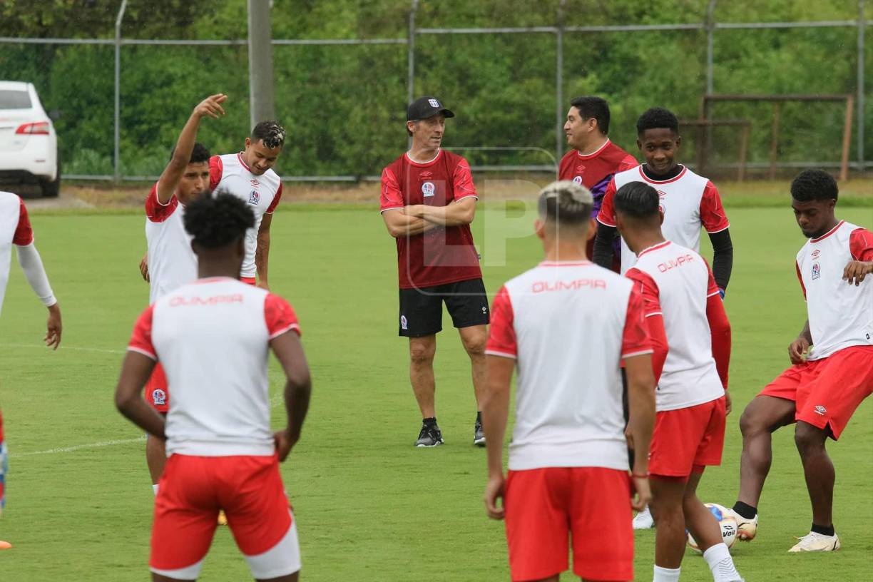 El Olimpia comenzó este miércoles sus trabajos de pretemoorsda de la mano de Pedro Troglio, quien fue presentado por el presidente del club, Rafael Villeda. 