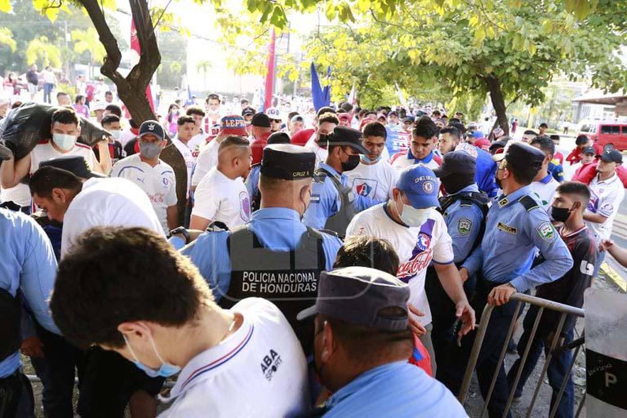 Elementos de la Policía Nacional llegaron para poner orden.