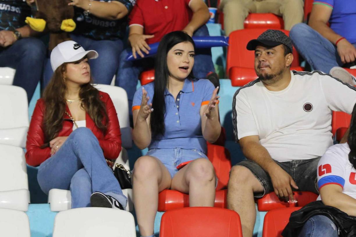 Aficionados estuvieron atentos a lo ocurrido en el clásico Motagua vs Olimpia. 