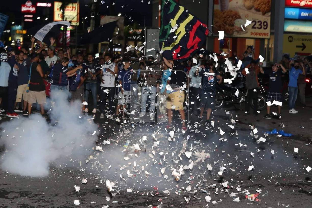La afición del Motagua se tomó el Bulevar Morazán para celebrar la obtención del título.
