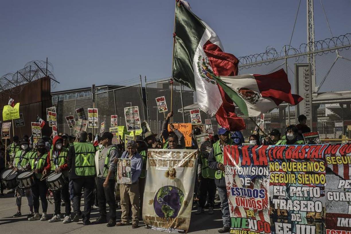 En tanto, un centenar de personas migrantes protestaron en el puerto Internacional de San Ysidro, en la ciudad fronteriza de Tijuana, norte de México, ante las amenazas de deportaciones masivas del presidente electo de Estados Unidos, Donald Trump.