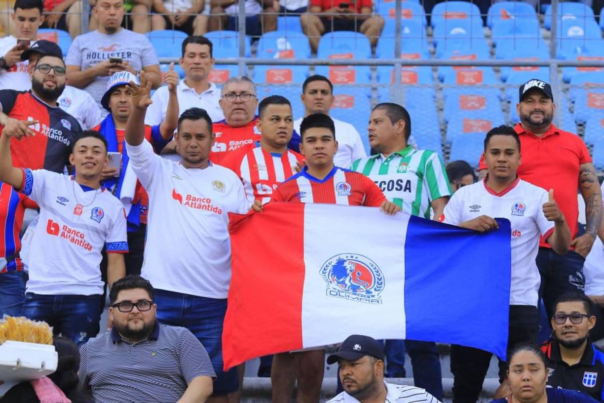 ¡Sonrían! Aficionados posan para las cámaras de Diario La Prensa en las graderías del Olímpico a esperas del duelo.