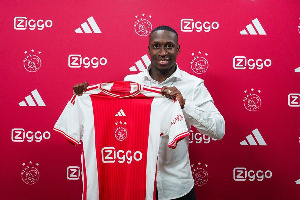 Carlos Borges se convierte en nuevo jugador del Ajax. El traspaso fue de 14 millones que, con variables, puede irse hasta cerca de los 20 millones. El Manchester City tendrá una cláusula de recompra y una cláusula de venta del 20%.