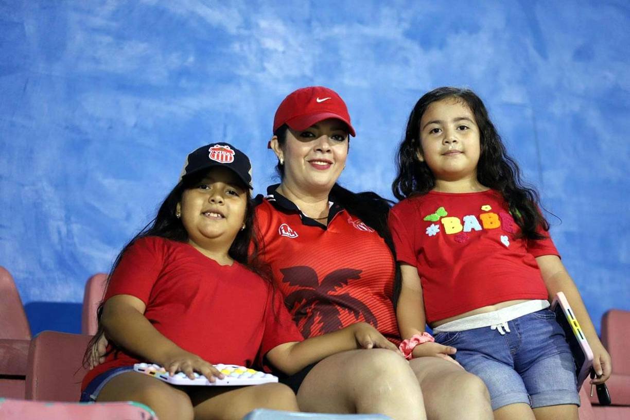 Esta guapa madre del Vida disfrutó del Clásico con sus hijas.