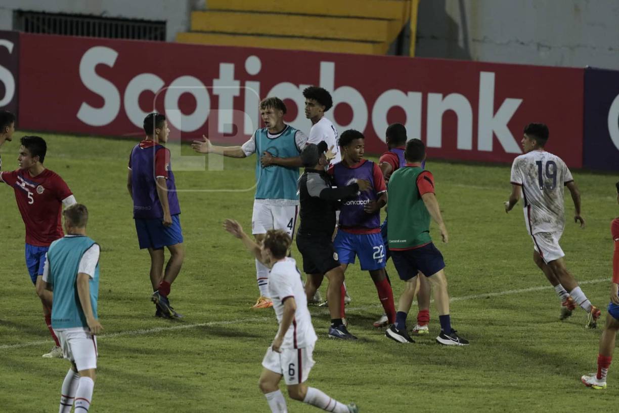 Todos buscaban defender a sus compañeros y se pegaban unos con otros.