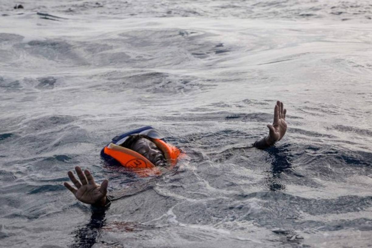 Un migrante africano rescatado por la guardia costera en el Mar Mediterráneo.