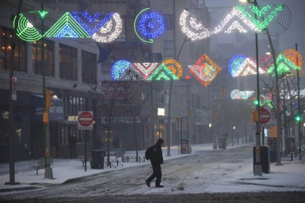 En Nueva York, la zona que más será castigada es el condado de Suffolk, en Long Island, donde su máxima autoridad administrativa, Steve Bellone, calificó la tormenta como 'muy peligrosa'.