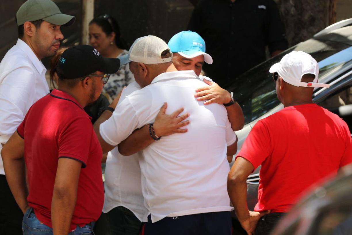 El cuerpo de Frank Zelaya fue llevado en un féretro color café, para luego ser velado por sus familiares y puedan darle su último adiós.