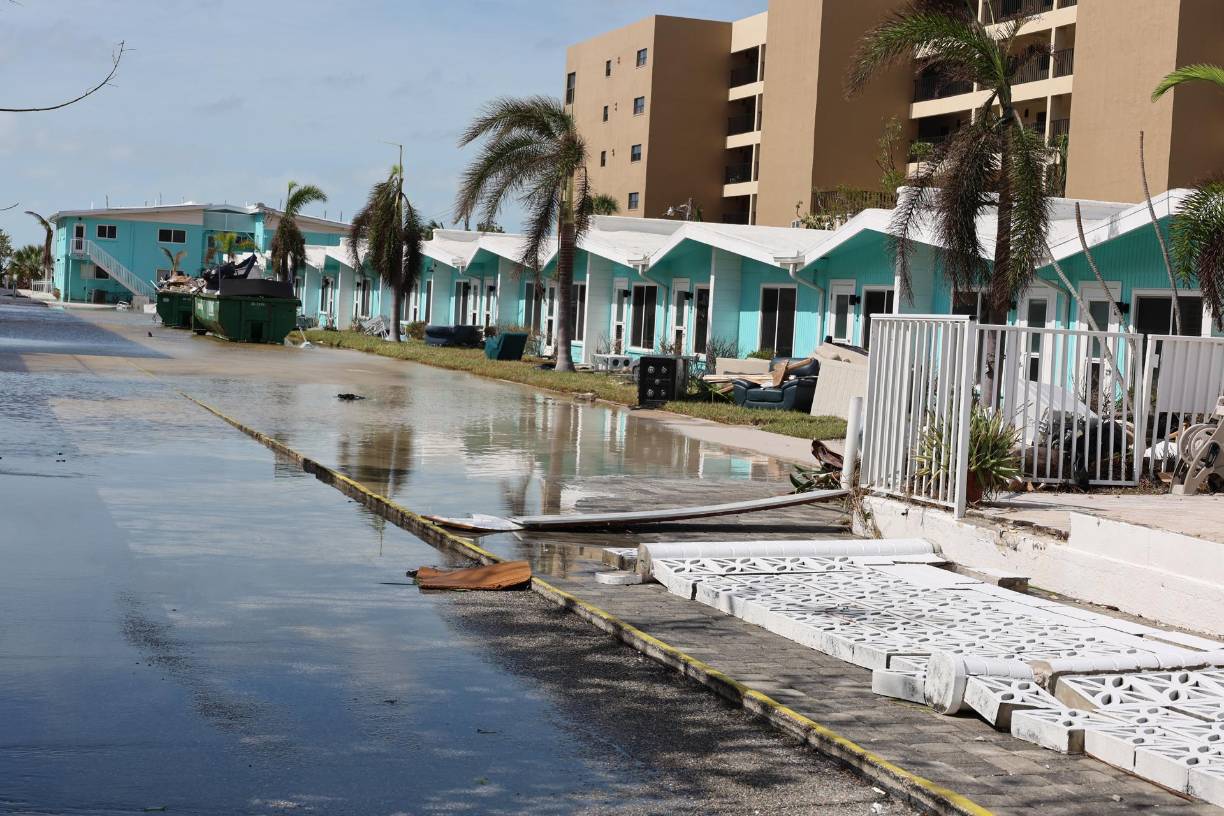 En la ciudad de Wellington, conocida por ser el epicentro de la comunidad estadounidense aficionada al polo y las actividades ecuestres durante el invierno (boreal), varios tornados destrozaron casas y edificios comerciales, pero hasta ahora no se han reportado muertos. EFE