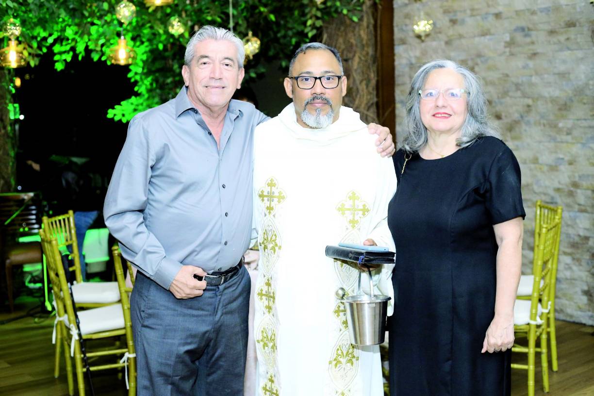 Rafael Flores, el padre Carlos Mejía y Olivia Cáceres