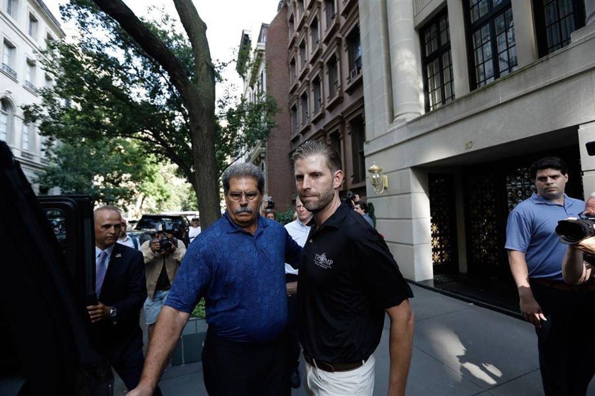 El exmandatario no se refirió a las causas del fallecimiento, y en su lugar recordó a su exesposa como una mujer “maravillosa y bella” que llevó una “vida genial e inspiradora” y que se enorgullecía de sus hijos, Donald Trump Jr., Ivanka y Eric.