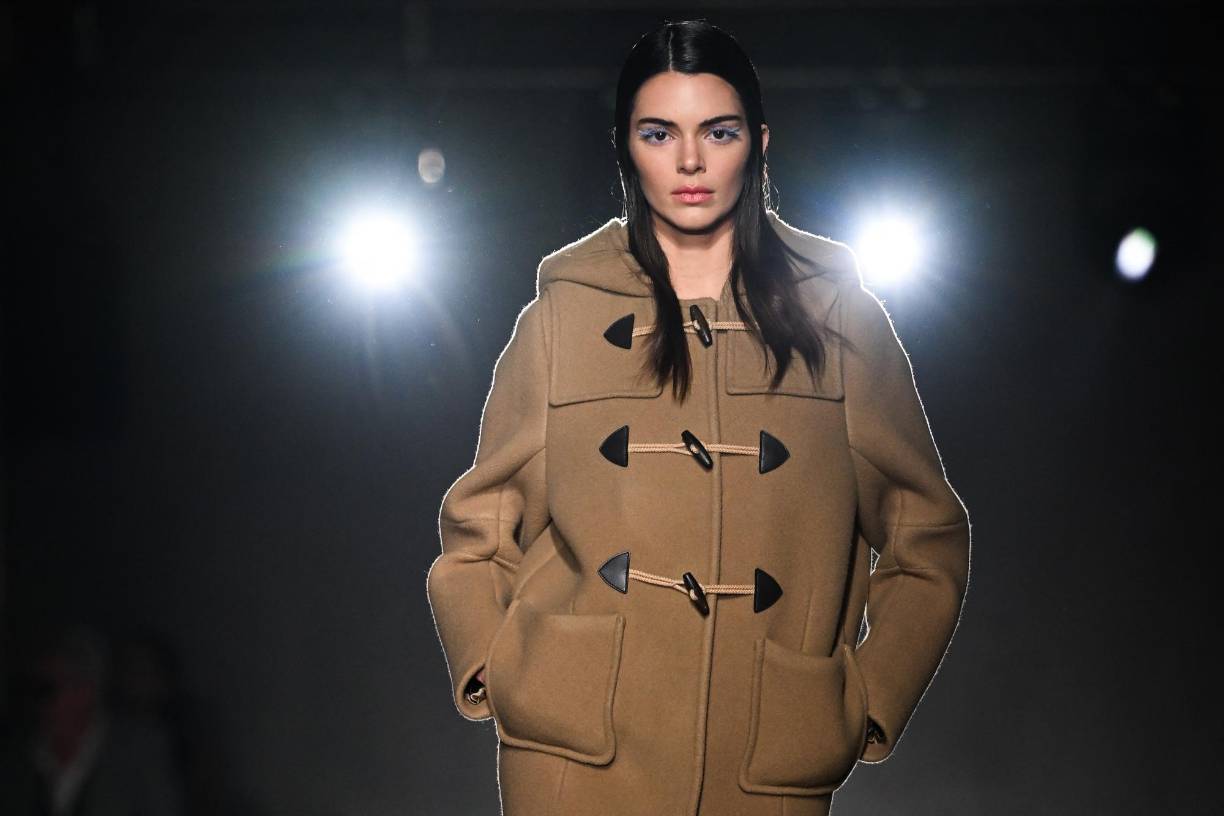 La modelo estadounidense Kendall Jenner presenta una creación para Prada.