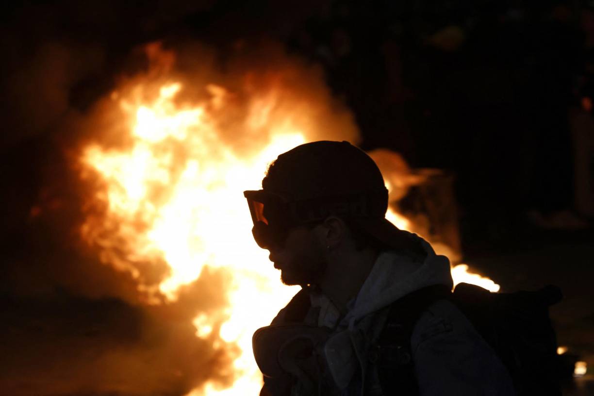 <b>París</b> y otras ciudades registran cada noche <b>protestas</b> no declaradas, en las que manifestantes, en su mayoría jóvenes, queman contenedores y otros elementos en su pulso con la policía.