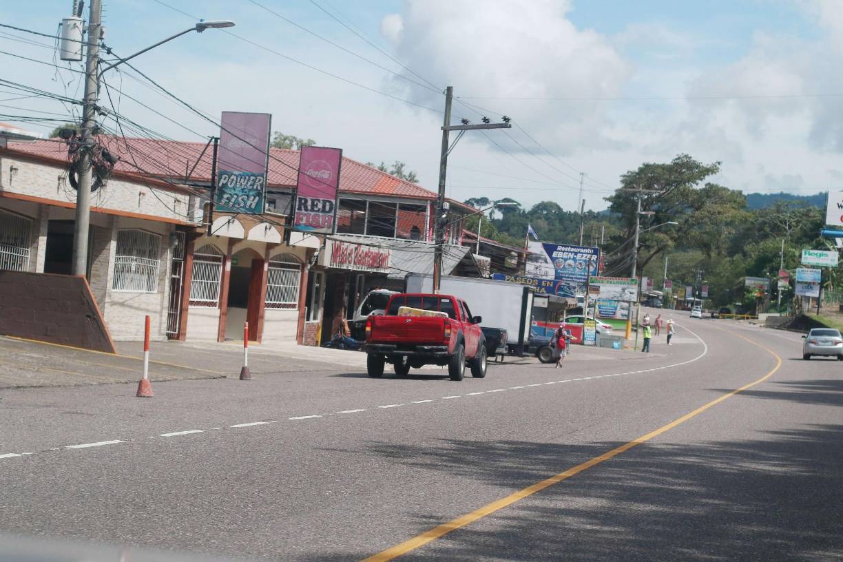 En la CA-5 hay al menos 35 restaurantes a la orilla del Lago de Yojoa, en donde la especialidad es el pescado frito, pero también ofrecen otra variedad de platillos.