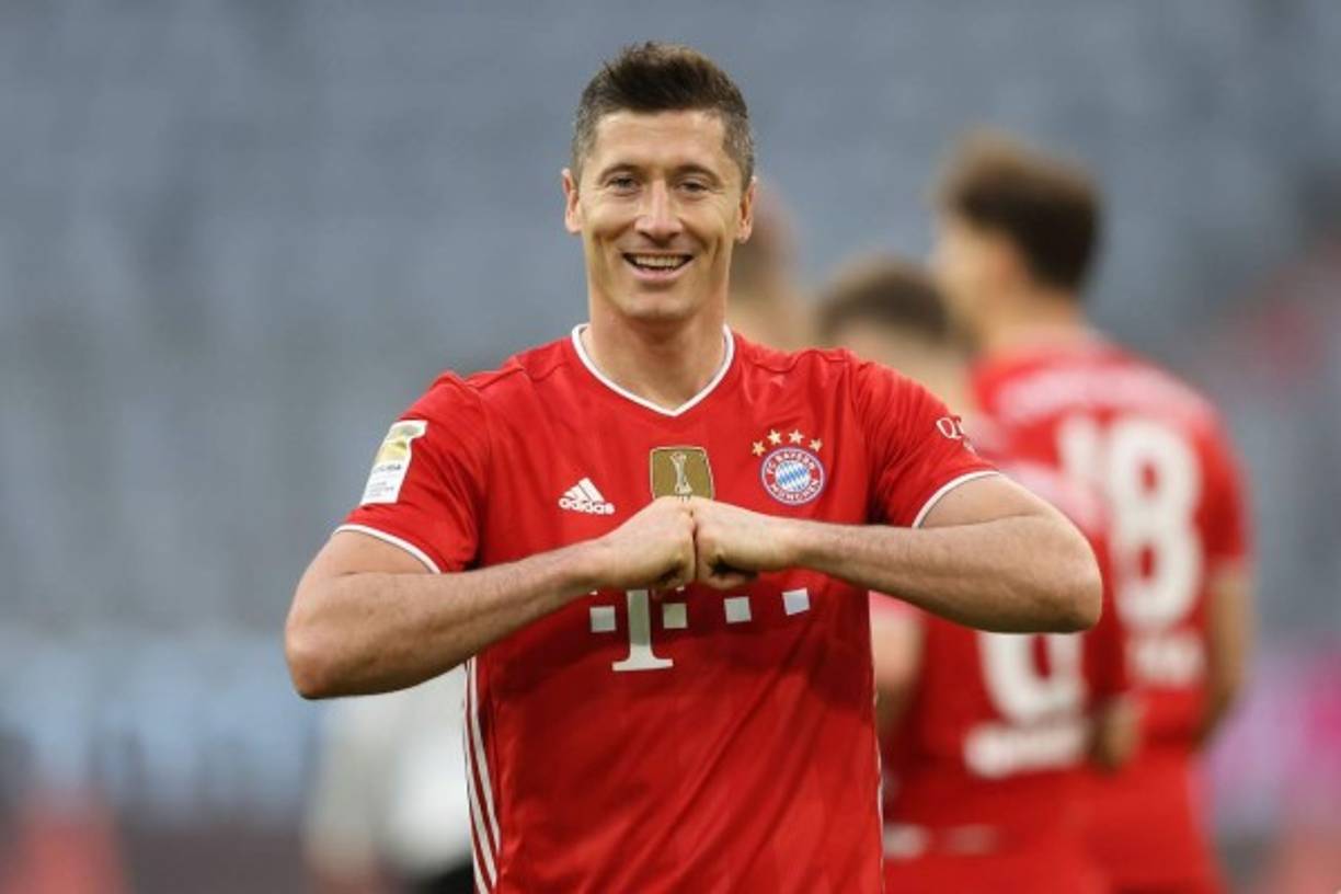 Sky Sports destapa un bombazo de Robert Lewandowski. El delantero polaco de 33 años habría pedido al Bayer Múnich que le deje salir este verano para probar en otra gran liga europea antes de acabar su dilatada carrera profesional. Sin embargo y pese a la buena relación que existe entre el club y el futbolista, le habría puesto un precio de 115 millones de euros, lo cual no facilitaría nada las cosas con la crisis que hay hoy en día por la pandemia.