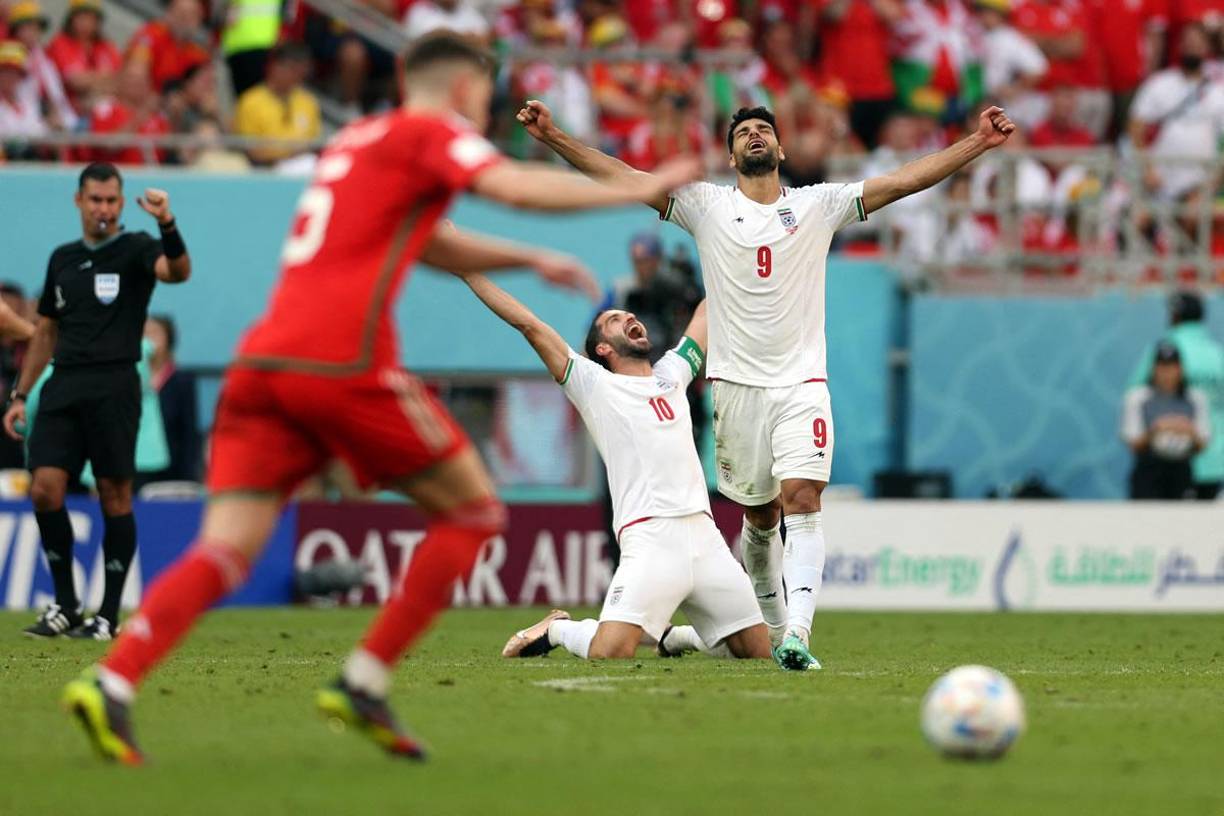 La euforia de los jugadores de Irán tras el pitazo final, celebrando el triunfo ante Gales.