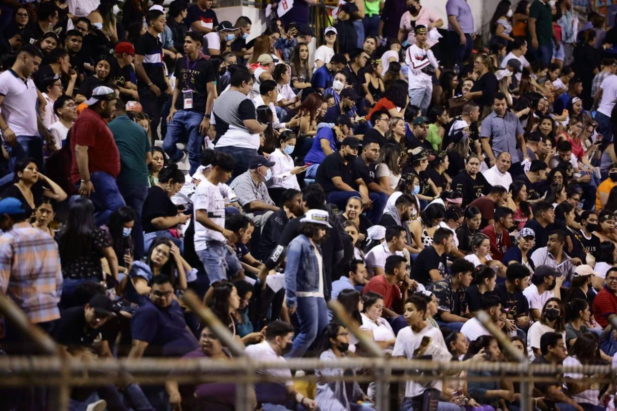 El evento cuenta con estrictas medidas de seguridad. Los ciudadanos son sometidos a un registro obligatorio antes de ingresar al estadio.