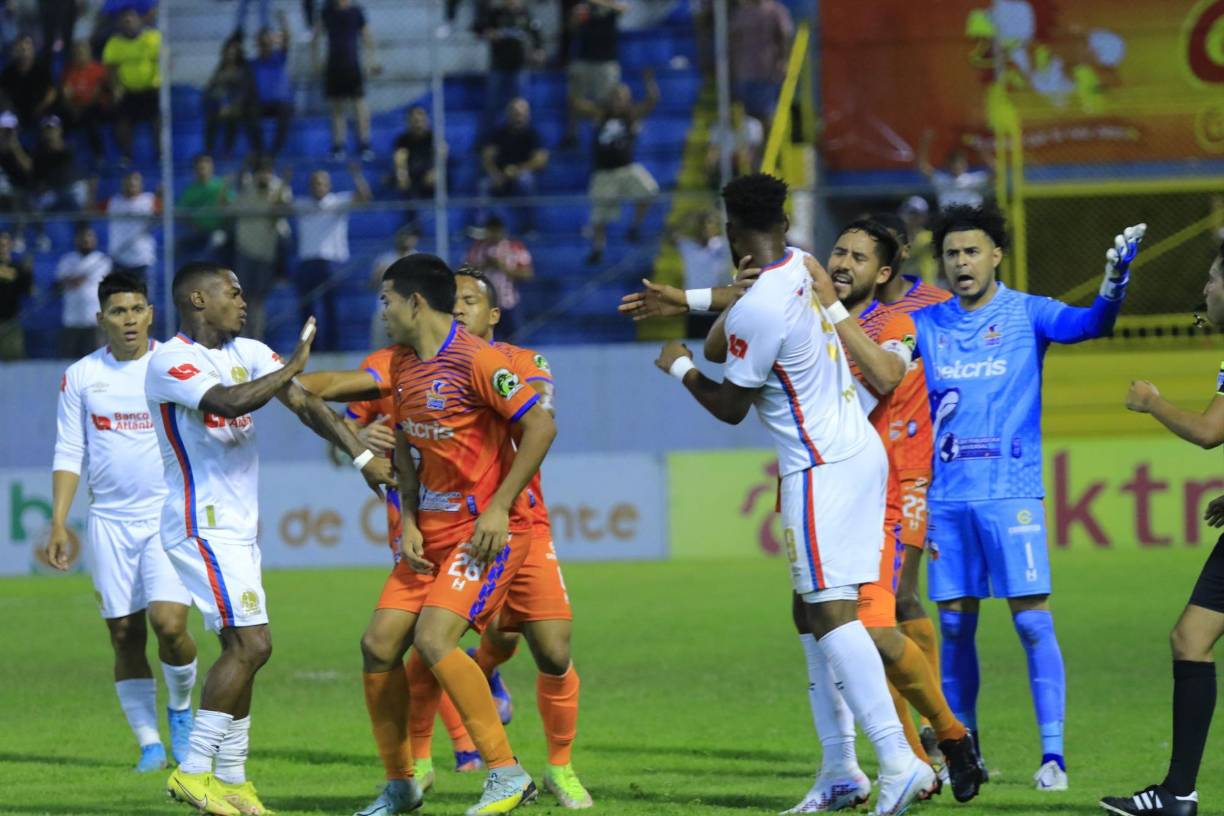 Sobre el final del juego, jugadores del Olimpia y la UPN tuvieron una pelea.