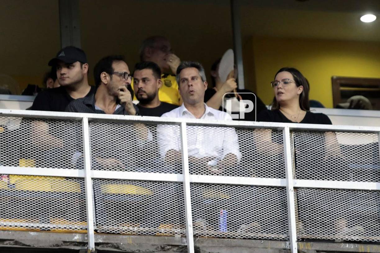 Los periodistas Copán Álvarez y Carmen Boquín sorprendieron al aparecer en el palco del Morazán.