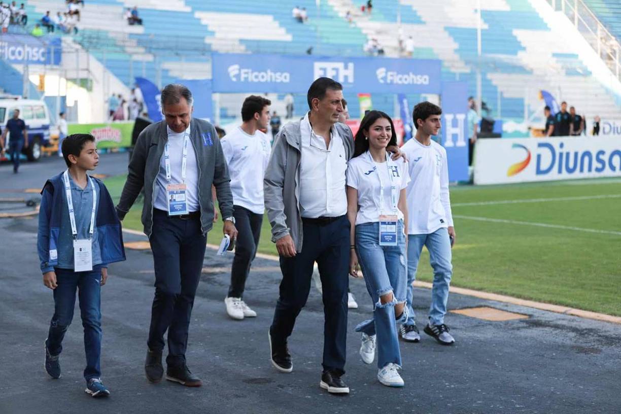 Jorge Salomón y José Ernesto Mejía, dirigentes de la Fenafuth, llegando al estadio Nacional Chelato Uclés con sus hijos.
