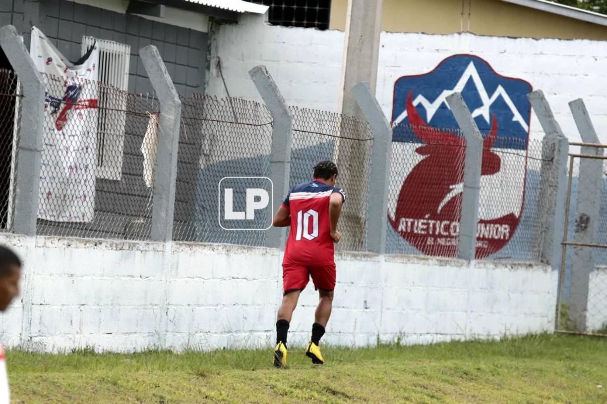 En la esquina de la cancha hizo un apresurado calentamiento para salir al terreno de las acciones.