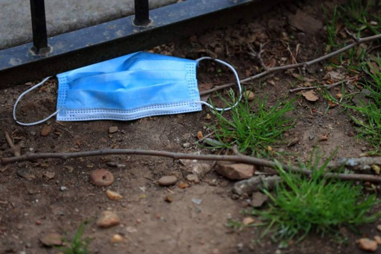 La mala gestión del material sanitario utilizado para frenar la propagación del coronavirus en el mundo se ha convertido en el nuevo contaminante ambiental. Aquí una máscara desechada se ve en el suelo el 23 de abril de 2020 en el barrio Bedford Stuyvesant del barrio de Brooklyn de la ciudad de Nueva York. AFP