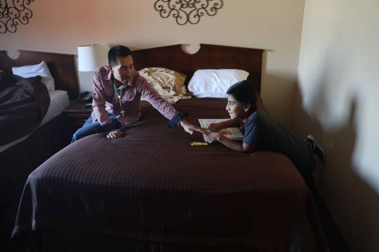 Un fallo judicial prohibió al Gobierno de Trump la deportación temporal de los padres inmigrantes reunidos con sus hijos mientras se define su situación en una corte migratoria.