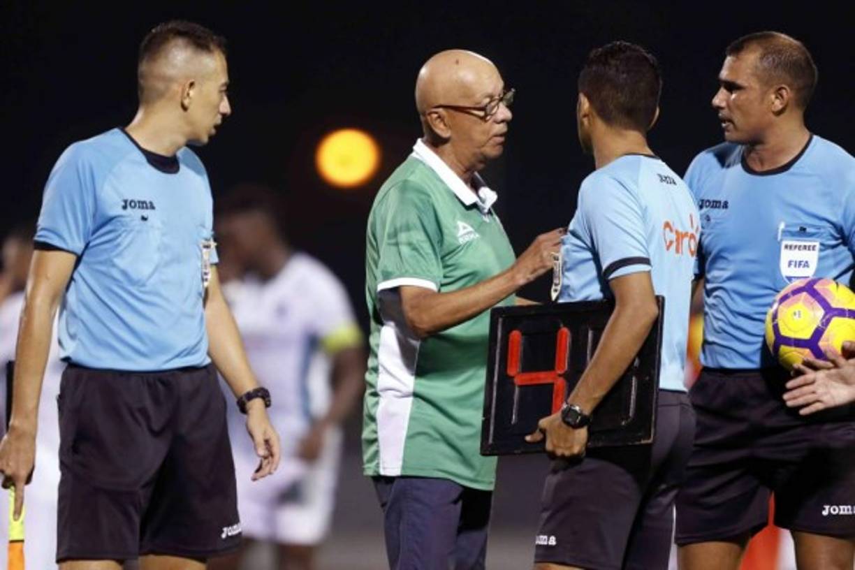 Jairo Ríos, entrenador del Platense, dialogando con la cuarteta arbitral del partido.
