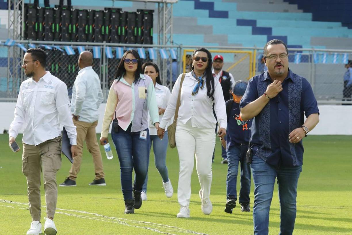 La periodista Kenia Torres también engalanó el evento en el Estadio Francisco Morazán de San Pedro Sula.