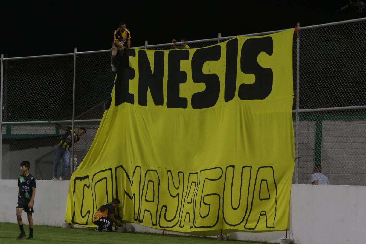 Aficionados le dieron su total respaldo al Génesis. Sorprendieron con esta manta y la colocaron en un costado del estadio.
