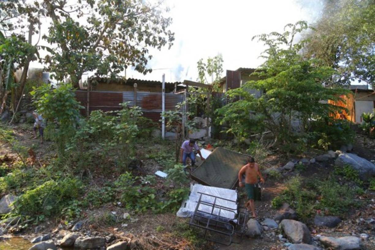 Las personas trataron de rescatar la maor cantidad de pertenencias posible.