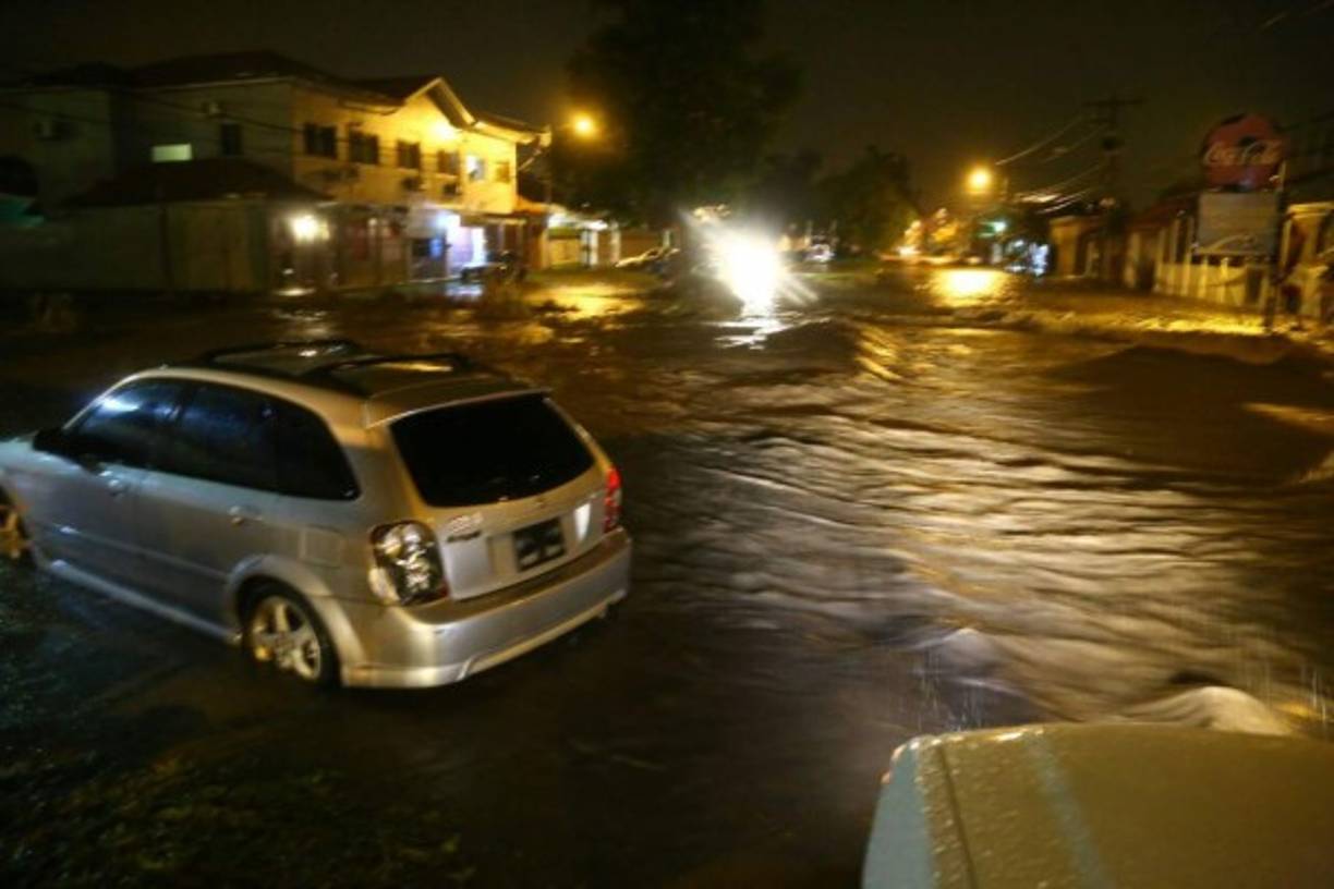 Las lluvias pronosticadas desde la tarde del martes en Honduras causaron inundaciones en varias zonas de San Pedro Sula, en el norteño departamento de Cortés, y en Atlántida.