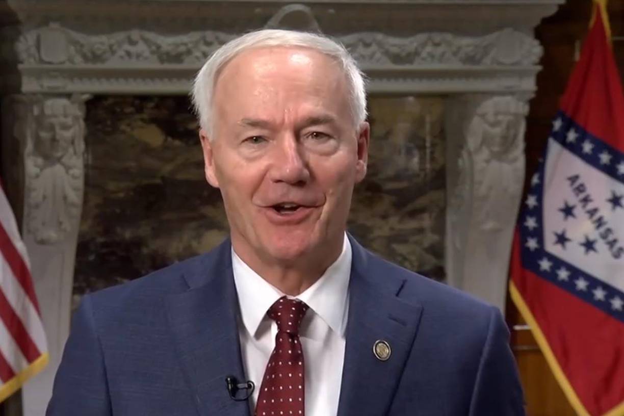 Con una dilatada carrera política con responsabilidades ejecutivas durante el Gobierno de George W. Bush (2001-2009) y que culminó como gobernador de Arkansas (2015-2023), Hutchinson, de 73 años, es uno de los pocos republicanos que ha criticado abiertamente a Trump y ha dicho que debería retirarse de la contienda.