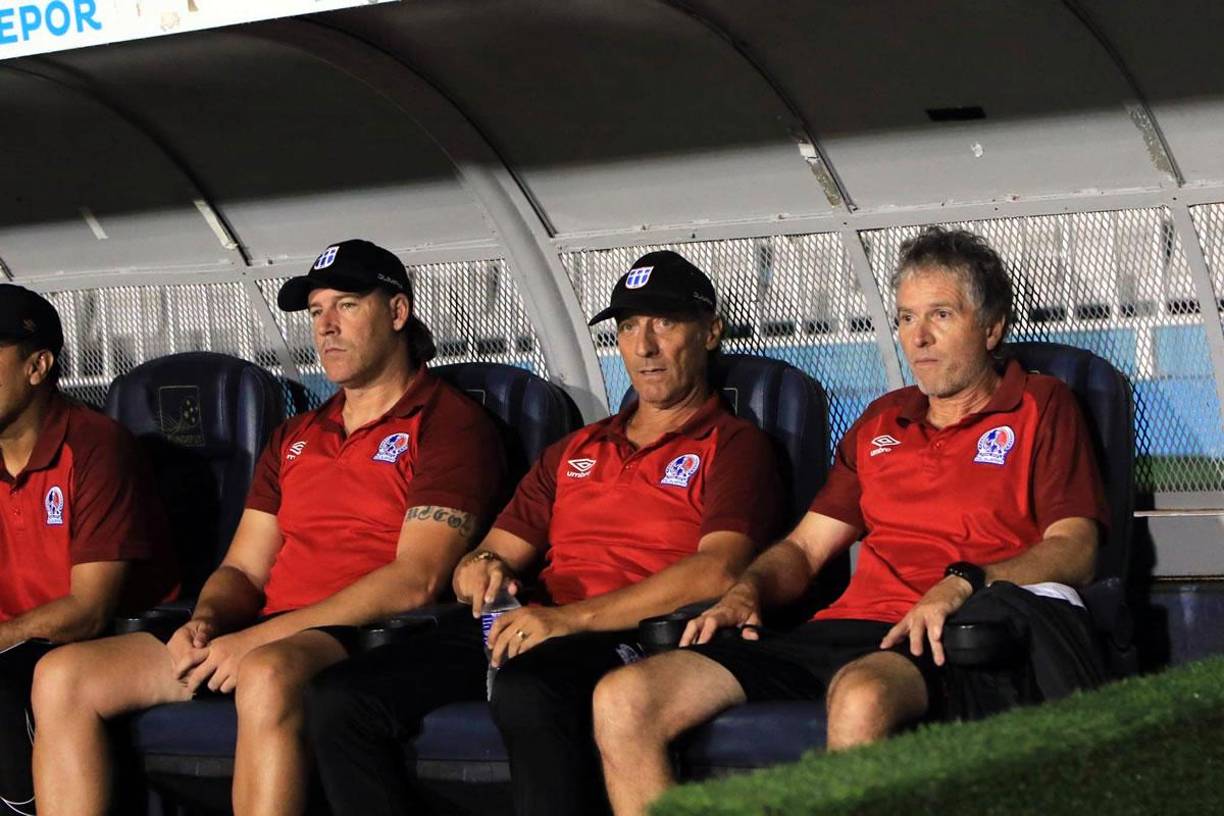 Pedro Troglio volvió a celebrar otro triunfo de Olimpia en la Liga Nacional Hondureña. El argentino junto a su cuerpo técnico.