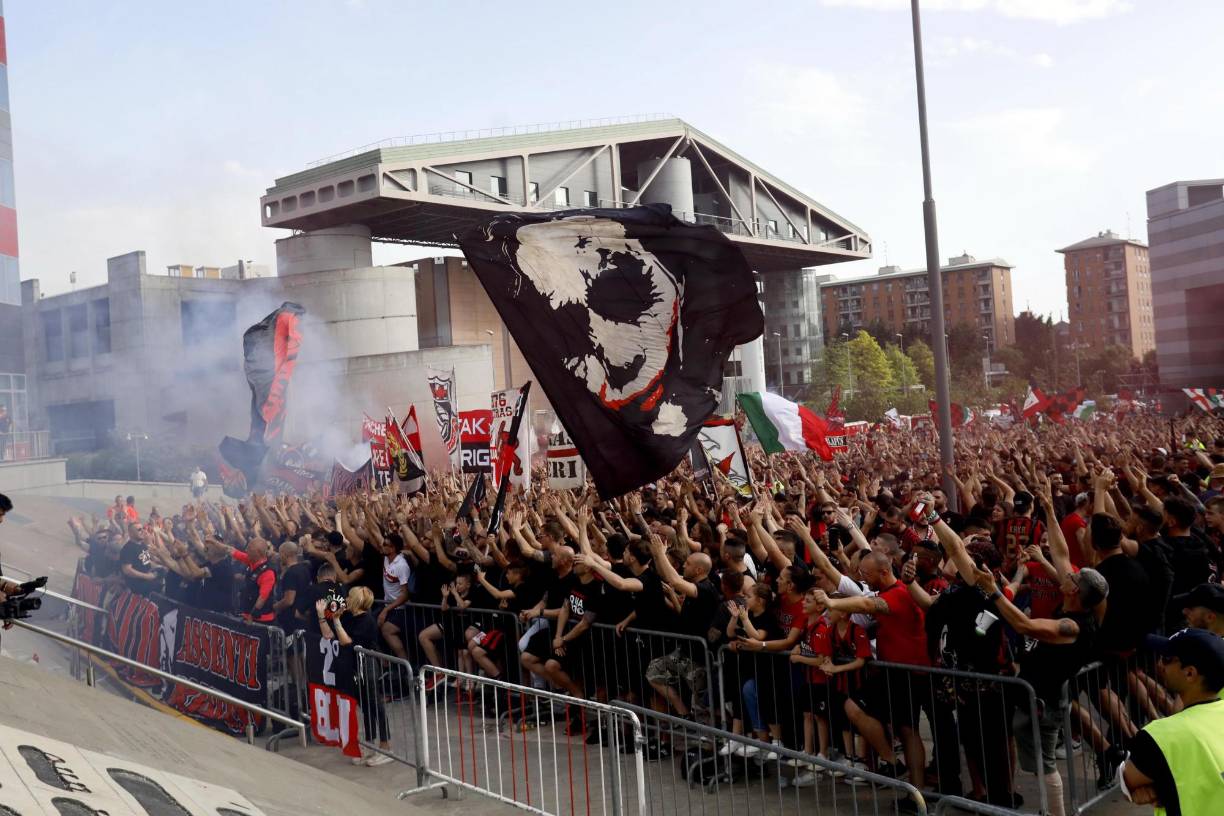 Los milanistas han salido a las calles para celebrar a lo grande el título de su amado equipo. Han sido once años de sequía en donde han sufrido una serie de duros resultados.