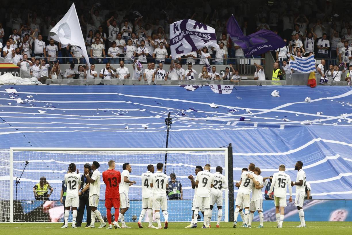 Tras el pitazo final, los jugadores del Real Madrid celebraron con los madridistas que llegaron al Santiago Bernabéu.