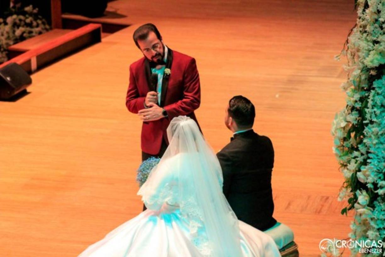 El pastor German Ponce, padre de la novia, fue quien casó a los novios. Haciendo el suceso aún más emotivo.