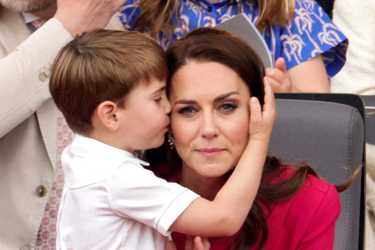 El príncipe también le dio un beso a Kate Middleton. 