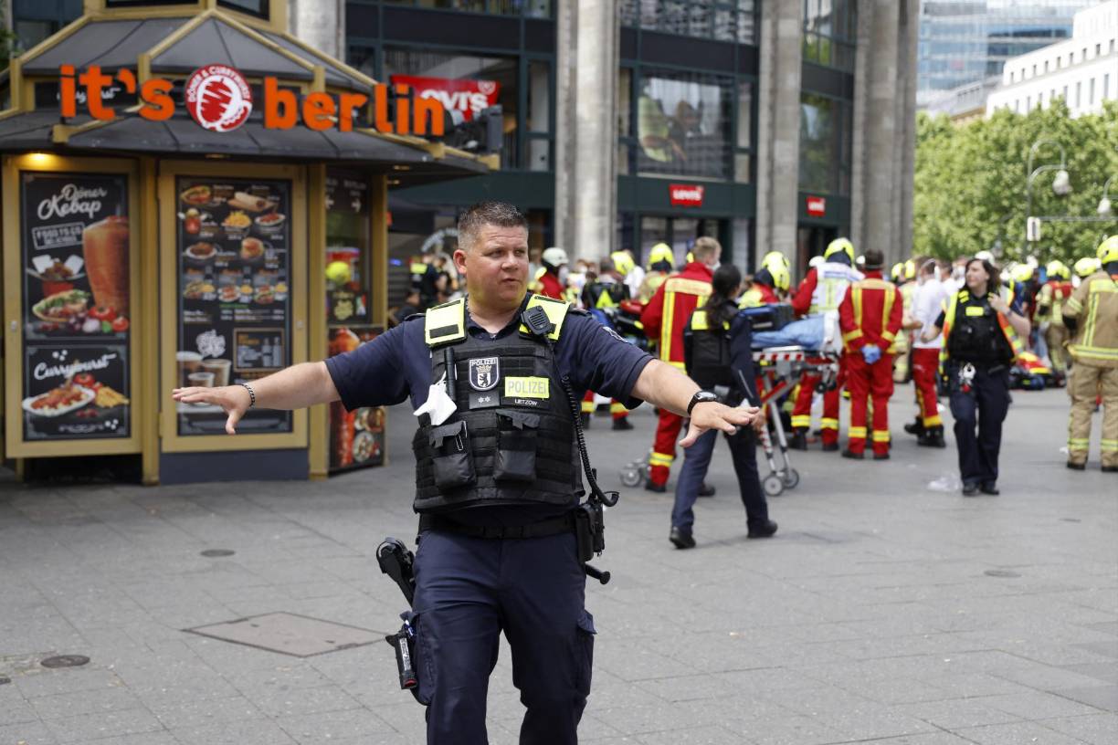 El lugar donde se estrelló el vehículo está junto a la Breitscheidplatz, la céntrica plaza donde en diciembre de 2016 el yihadista tunecino Anis Amri arremetió deliberadamente con un camión robado contra un popular mercadillo navideño y mató a 13 personas de diversas nacionalidades. 
