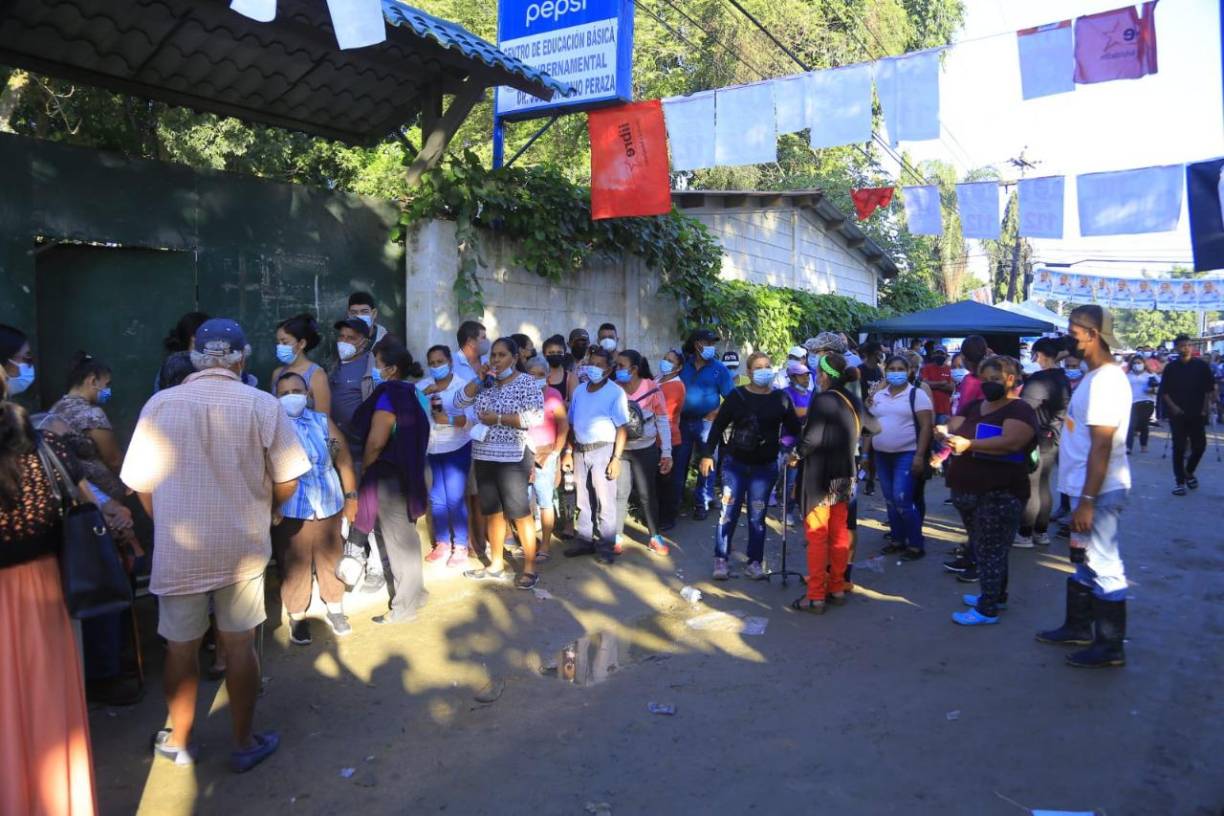 Un buen ambiente se vive en los distintos centros de votación desde tempranas horas.