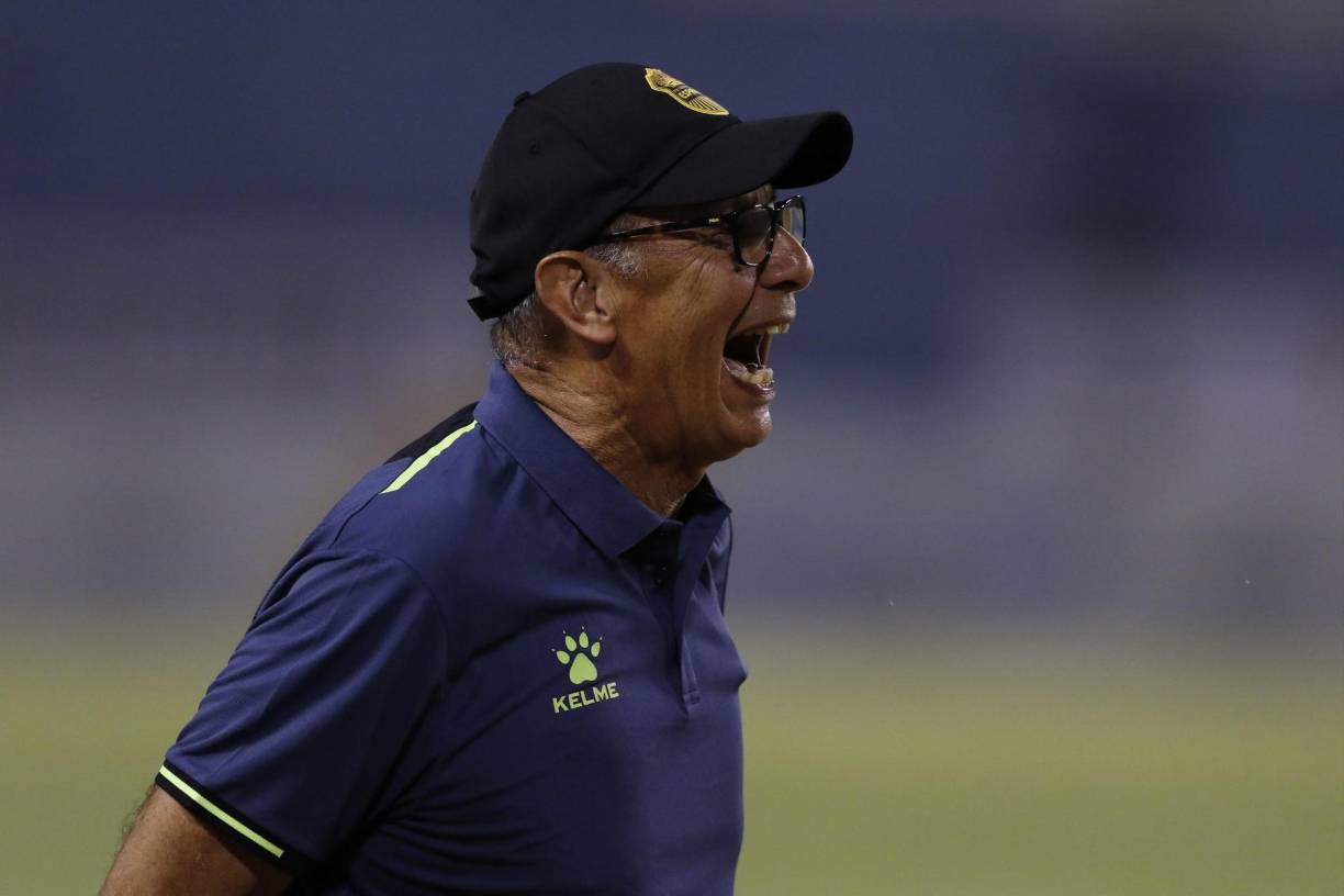 La reacción de Miguel Falero durante el encuentro. En su debut en el banquillo de los Aurinegros cayó por 1-2 ante Marathón.