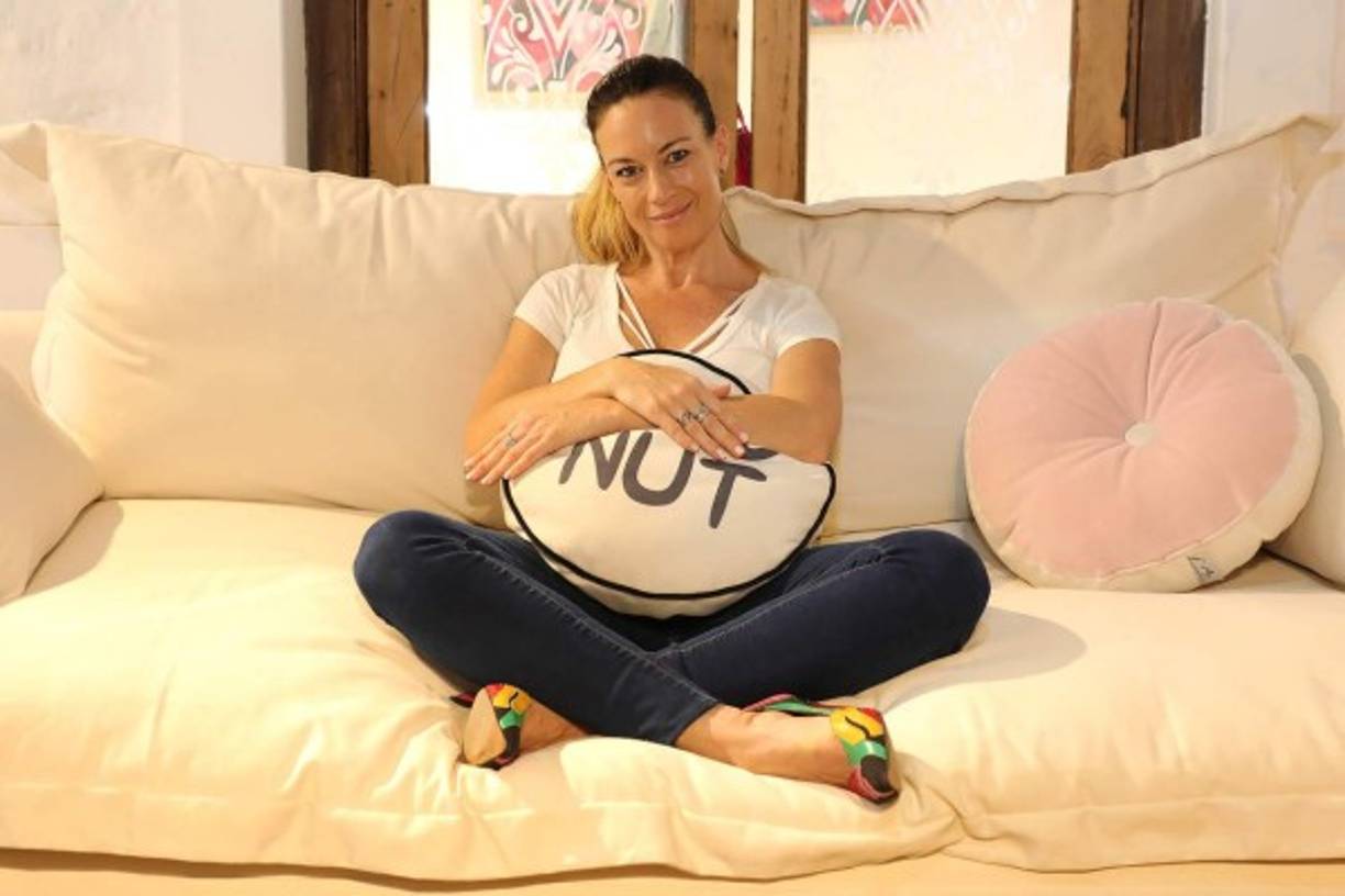 La empresaria se dio cuenta que Maradona quería conquistarla cuando el ex director técnico le mandó un ramo de rosas rojas enormes en agradecimiento por los sillones que le había llevado.