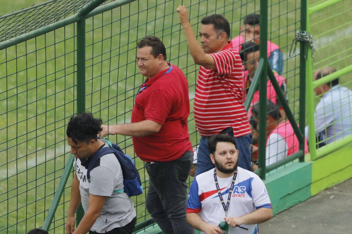 Ricardo Elencoff, presidente de la Real Sociedad, no dejó solo al equipo y estuvo presente en el último partido de las vueltas regulares. El máximo dirigente del club de Tocoa se vio nervioso en varios tramos del juego.