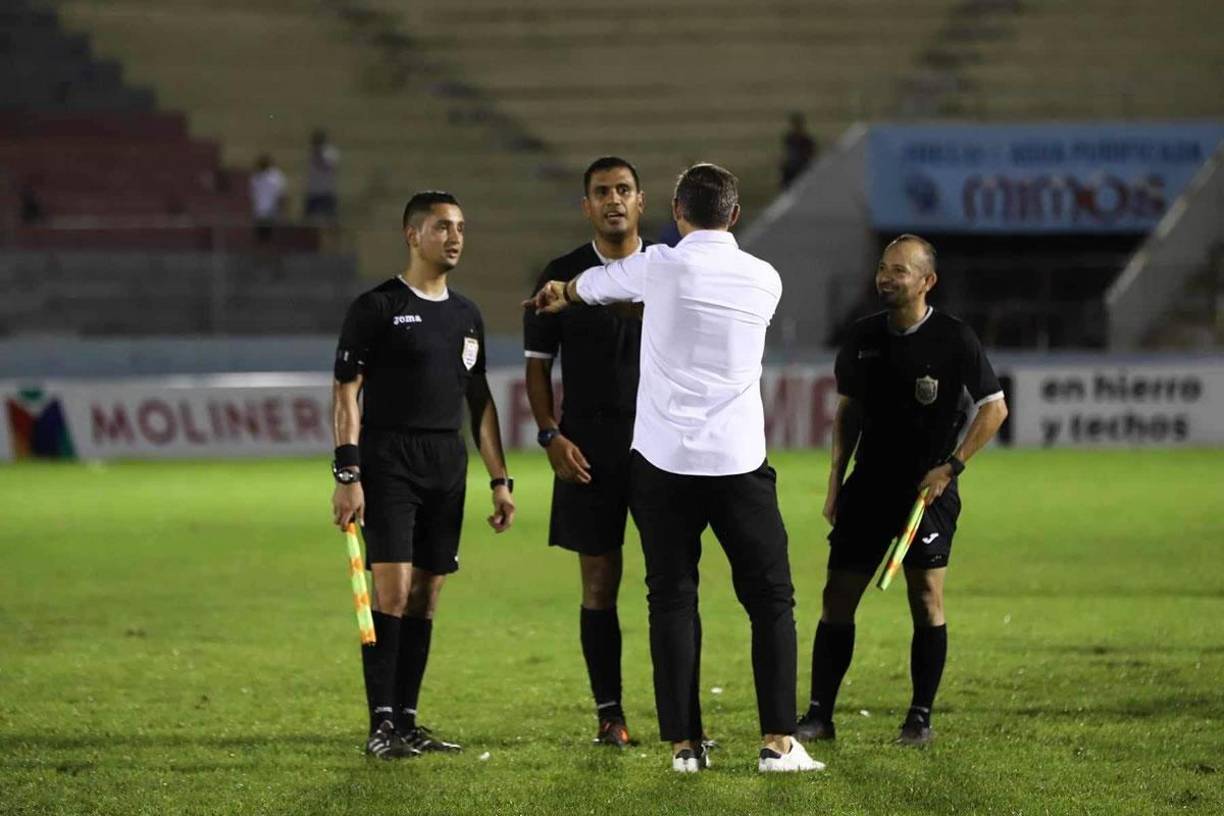 Hernán ’La Tota’ Medina, entrenador del Victoria, estaba molesto y le reclamó a los árbitros al final del partido.