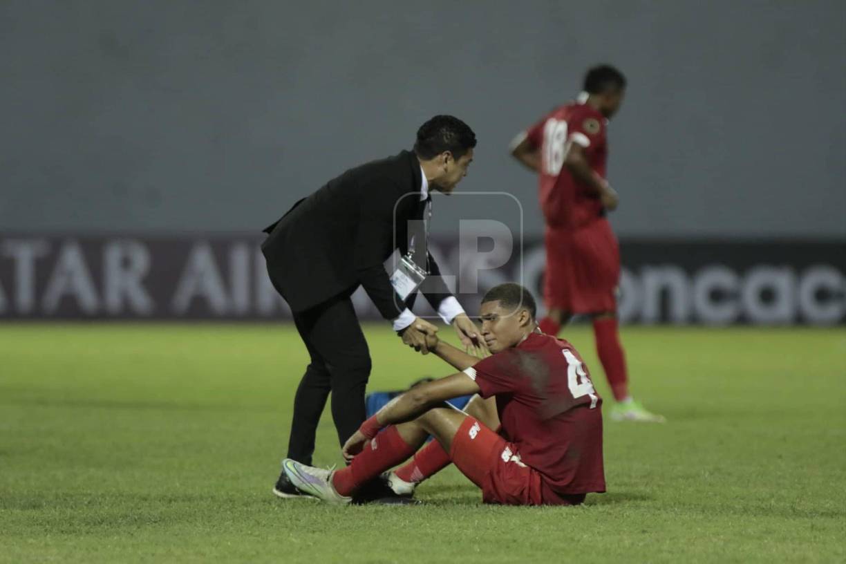 Luis Alvarado en un gran gesto de caballerosidad se tomó el tiempo para ir a consolar a jugadores de Panamá que estaban llorando en el césped del estadio Morazán.