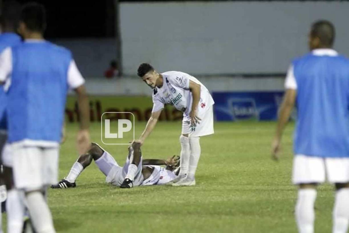 La tristeza de los jugadores del Platense en el estadio Excélsior.