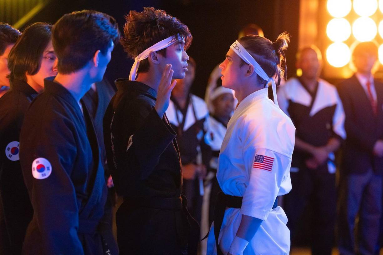 <b>“Cobra Kai” - 15 de noviembre en Netflix</b>El próximo viernes estrena el esperado final de la serie que promete más peleas, rivalidades y mucho karate. En la batalla por convertirse en campeones mundiales, el Miyagi‑do se enfrenta a viejos enemigos y nuevos desafíos durante el Sekai Taikai. Jon Hurwitz, uno de los creadores de la serie, ha afirmado que la temporada seis va a ampliar más el universo “Kárate Kid” que las cinco anteriores entregas combinadas. “Me emociona que todo el mundo vea la diversidad de escenas que hemos estado rodando episodio tras episodio”, aseguró.